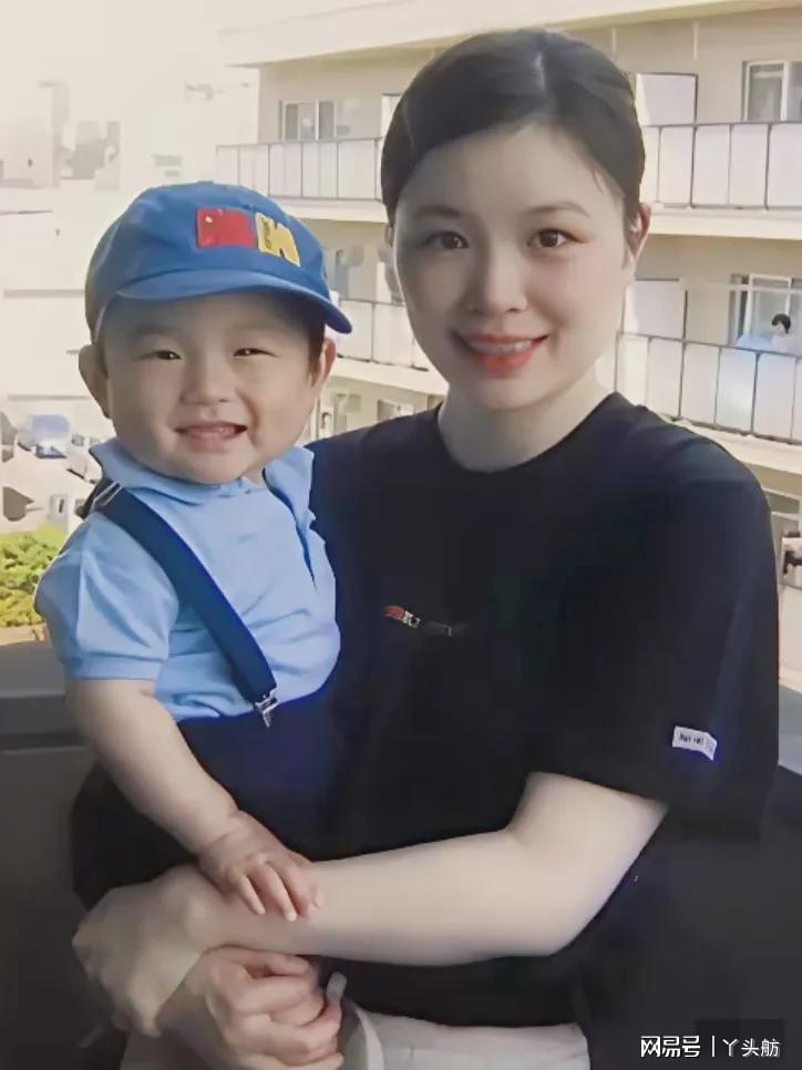 华体会体育一岁左右的张本智和，在妈妈怀里，母子俩笑得很开心